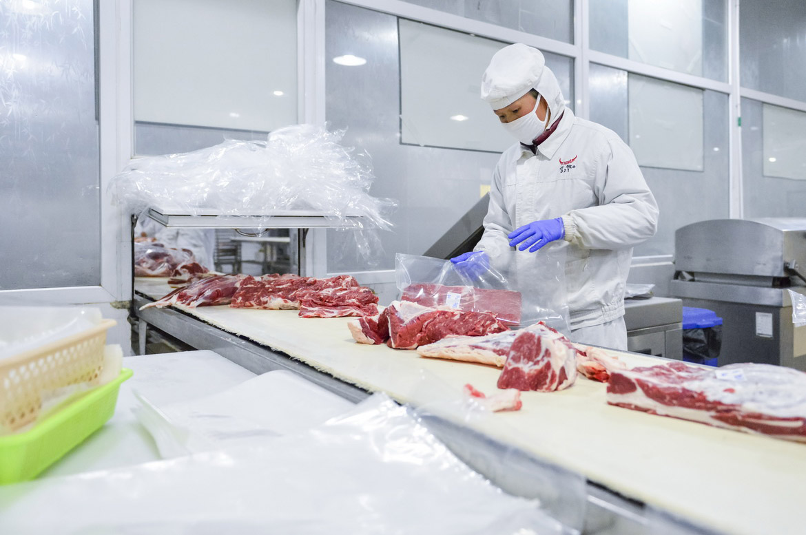 我们通过先进的冷链管理与排酸处理技术，保障牛肉的质量和稳定性。