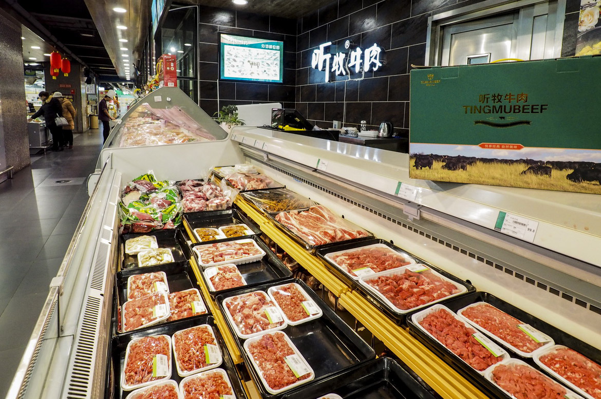 通过专业市场和工厂店，我们把产业标准转化为可视化的零售模式，确保消费者体验和透明度。